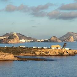 ... ein harmloses Beispiel, aber überall stehen Camper - und sie können nicht groß genug sein 🙄