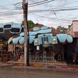 Im Ort interessante Bars