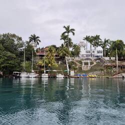 Hier ist das Wasser unglaubliche 90 m tief