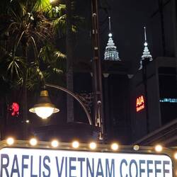 Und als Abschluss gibt es noch Vietnamesischen Kaffee mit Ausblick auf die Petronas Towers.