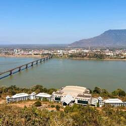 Vue sur Paksé depuis le temple du bouddha d'or 🤗
