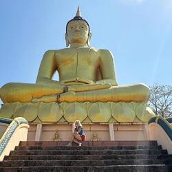 Le bouddha d'or géant qui domine le ville