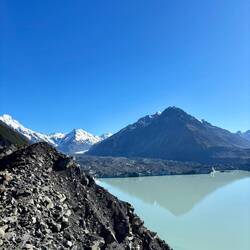 Tasman Lake and Glacier. Jup, die zwarte massa waar het water stopt is allemaal ijs!