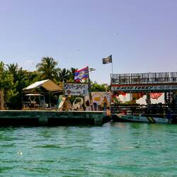 ... vorbei an "The Split", Wasserkanal durch Hurrikan entstanden, teilt die Insel in zwei Teile ...