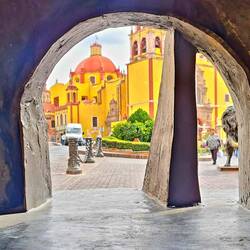 Dieses Foto entstand durch ein Tor des Modells