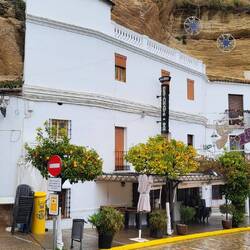 in den Felsen gebaute Häuser in Setenil de las Bodegas