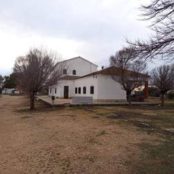 Große Gemeindegebäude, ehemals Bahnhof, ungenutzt.