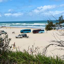 Offroadbusse am Strand von Eli Creek