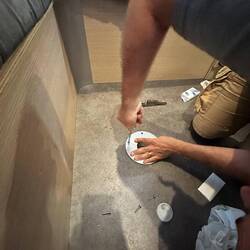 ...und Neumontage des Tischsockels