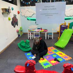 Gemütlich warten in der Kinder Ecke