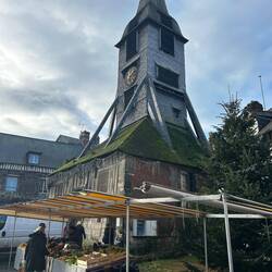 Die Kirche der Heiligen Katharina ist nichts weniger als eine der größten Holzkirchen Frankreichs !
