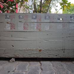 Hoffentlich verblassen die Erinnerungen nicht so schnell wie die Chile-Flaggen auf diesem Hochbeet.