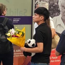 Während wir auf den Abflug warten, warten andere sehnsüchtig auf die Ankunft geliebter Menschen.