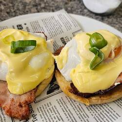Eggs Benedict zum Frühstück