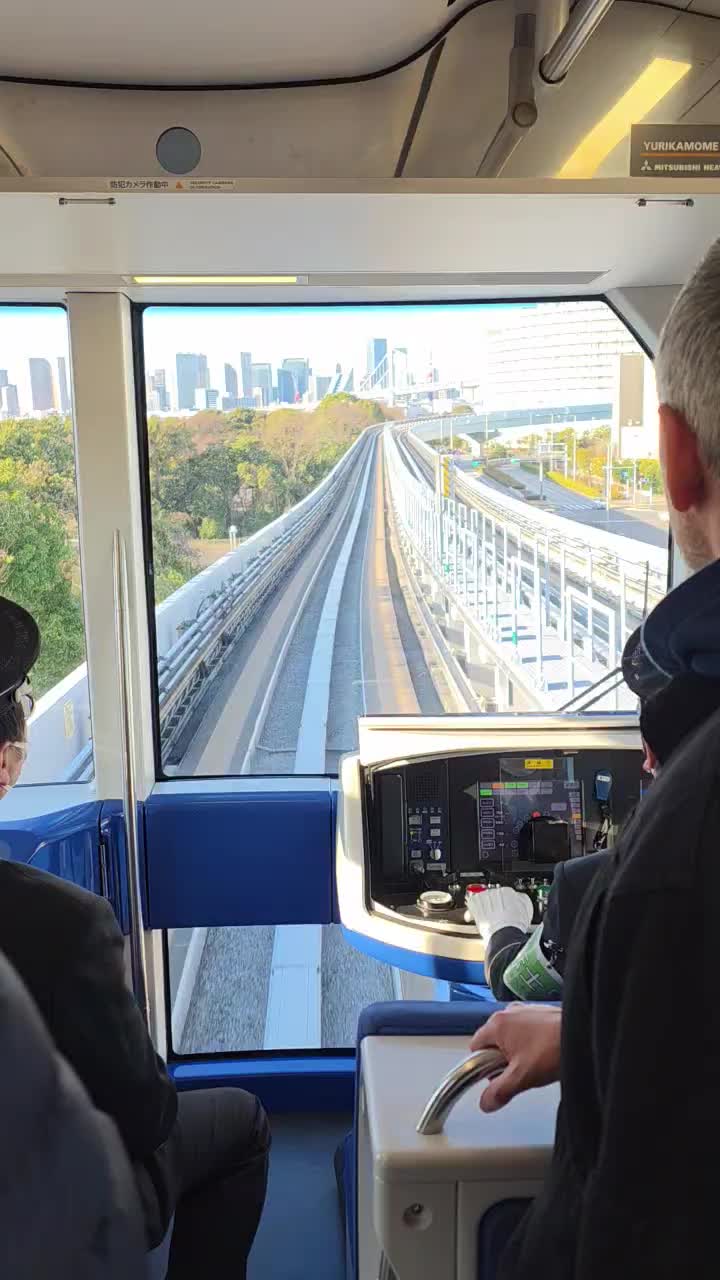 Metro-Fahrt. Ist eigentlich ohne Fahrer, aber heute hat ein junger Mann Prüfung