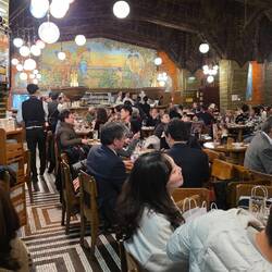 So witzig. Die ganzen Anzugträger bei Bier, Knödel u Oktoberfestmusik