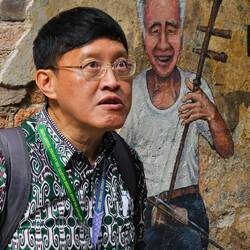 Han berichtet enthusiastisch.