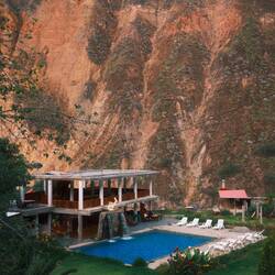 Der Pool ist nachts leer, weil das Wasser vom Fluss zurückgeführt und zum Wässern genutzt wird