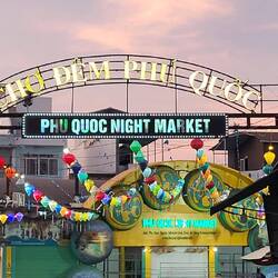 L'entrée du marché de nuit