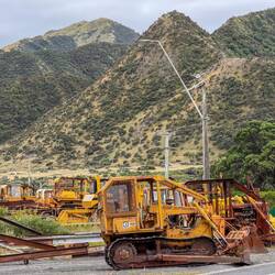 Bulldozer und Traktoren am Strassenrand