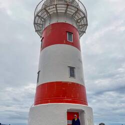 Ein Mann wie ein Turm und ein tatsächlicher Turm in trauter Eintracht 🙂