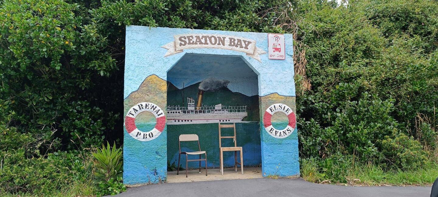 Bushaltestelle 🚍 am Straßenrand