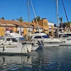 Hier sieht man noch die kürzlich durch den Tornado abgedeckten Dächer 🌪.