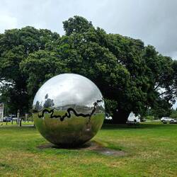 "Bearing", une sculpture sphérique en acier inoxydable créée par l'artiste David McCracken