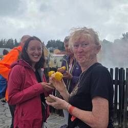 Mais kochet im heisse Wasser