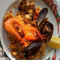 Mit Martin eine ausgezeichnete Paella und Cava Sangria geteilt.