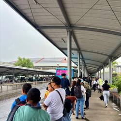 Warteschlange am Bus 🚌