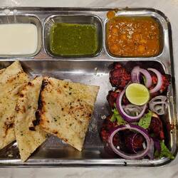 Abends gibt es dann noch Hühnchen mit super irre leckeres Naan Brot.