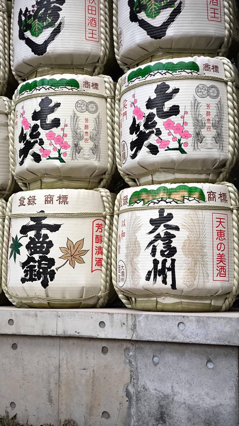 Sakefässer auf dem Weg zum Meiji-Schrein