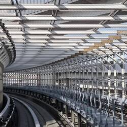 Fahrt mit der führerlosen Bahn der Yurikamome-Linie