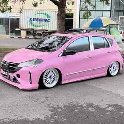 Er ist so stolz auf seine pinke Kistn, dass er uns gleich demonstriert, was sie kann🤣!