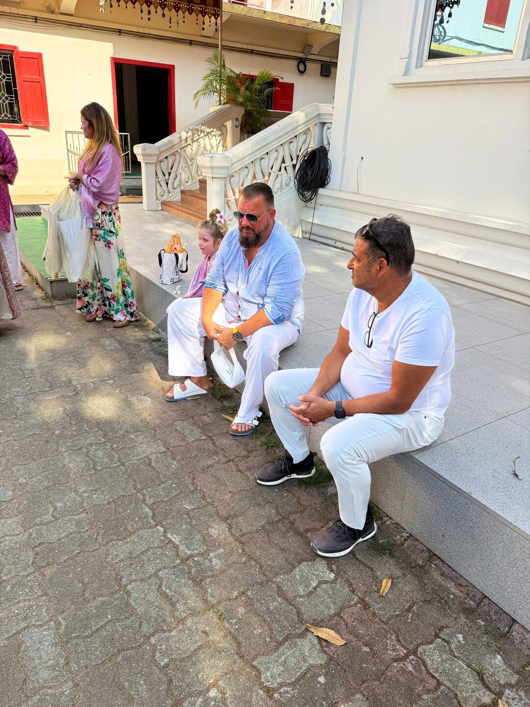 Warten auf den Beginn der Zeremonie bei den Buddas