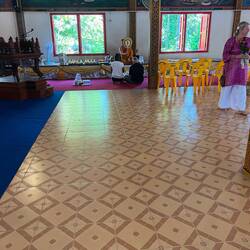 Unsere Zeremonie findet in großen Tempel etwas abseits statt