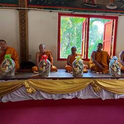 Fünf Mönche haben an der Zeremonie mitgemacht