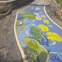 aus einer Vielzahl kleiner Mosaiksteinchen gestaltet