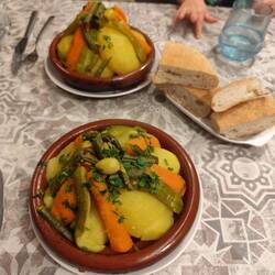 Was ein Service, frische Tajine abends noch am Campingplatz, direkt an Wohnwagen gebracht bekommen