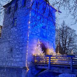 Das Schloss sehr schön beleuchtet... so könntest es das Schloss in Ober-Mörlen in der KG Farbe auch