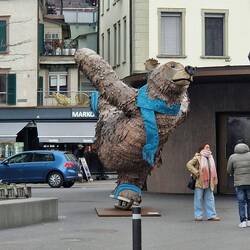 Hier tantz der Bär auf Schlittschuhen