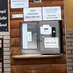 Weinanfuellstation vor'm Imbiss