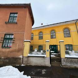 Spooky. "Internat" mit Gittern vorm Fenster. Junge schreit aus offenem Fenster. Es wird geschlossen
