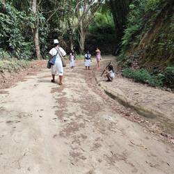 Eine indigene Familie, die oben in den Bergen lebt