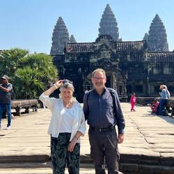 Vordergrund bekannt, Hintergrund : Angkor Wat Eingang