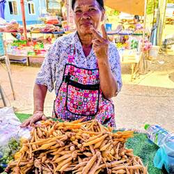 Gemüsemarktfrau am River Kwai