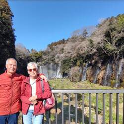 vor dem Shiraito-Wasserfall
