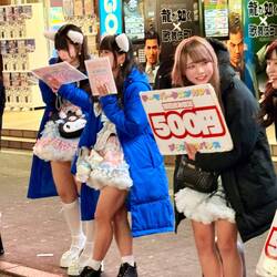 Diese Mädchen lassen sich gegen Geld fotografieren