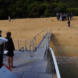 Vom Schiff geht's direkt auf den Sandstrand